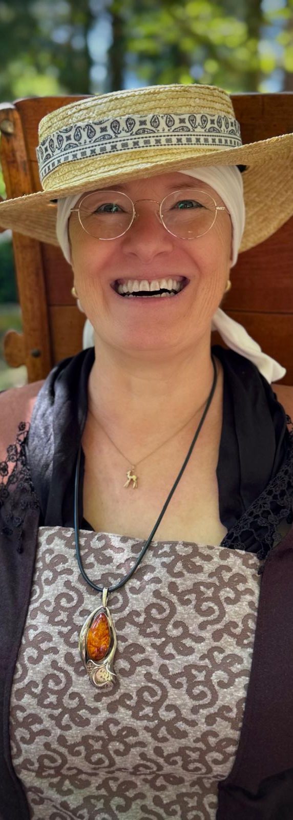 lachenden Frau mit Hut